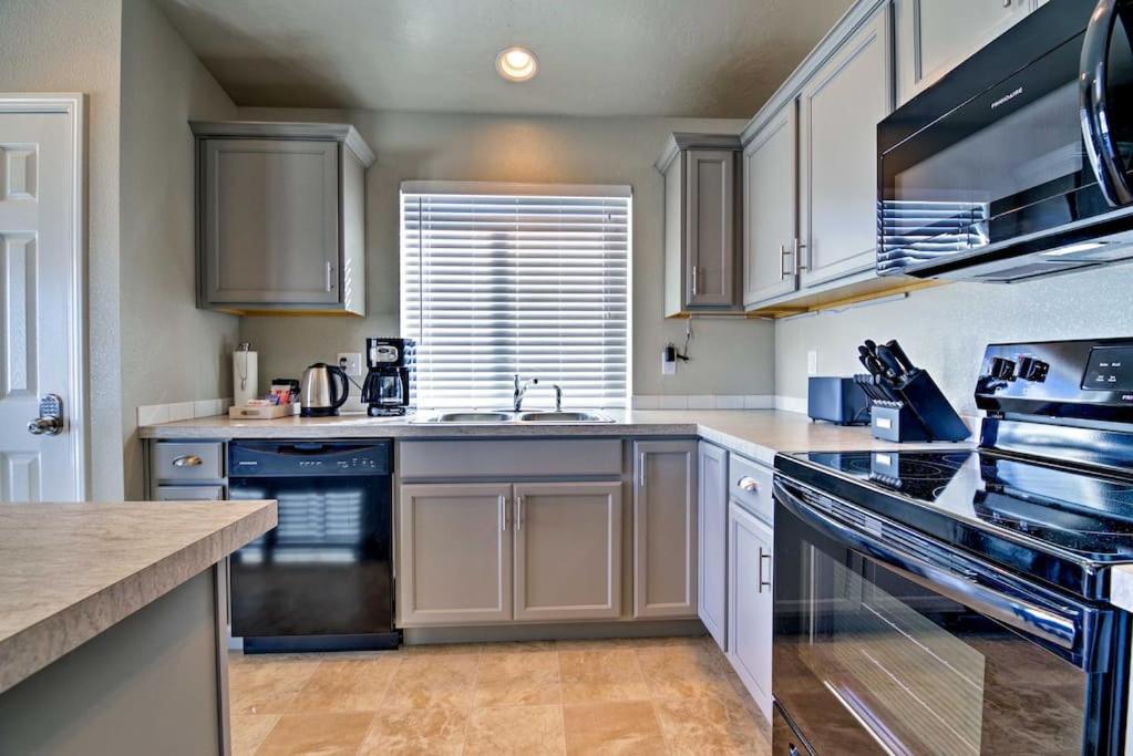 Family Friendly Playroom Garage Caldwell Exterior foto